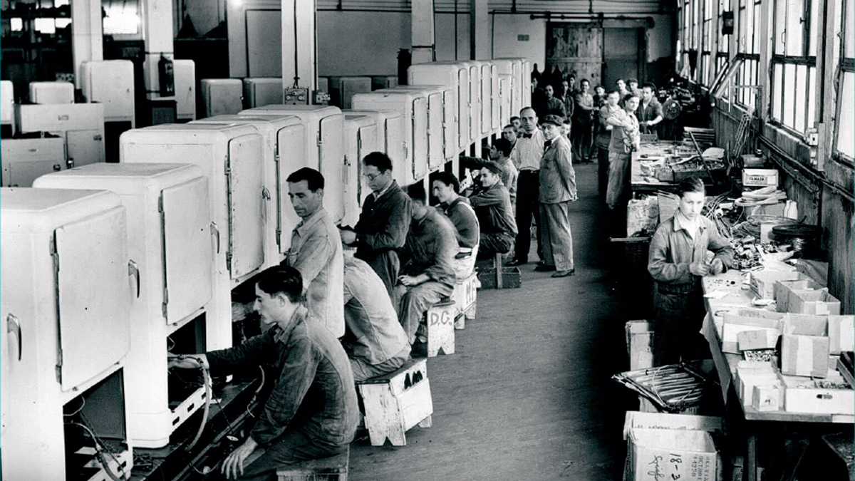 Operarios trabajando heladeras dentro de la fábrica