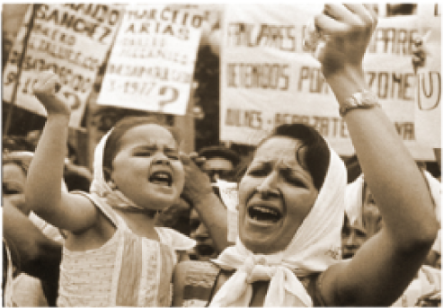 Fotografía de Blanca Freitas (hija) reclama por la vida de Avelino,su hermano desaparecido, tomada por la fotógrafa Adriana Lestido, 1982