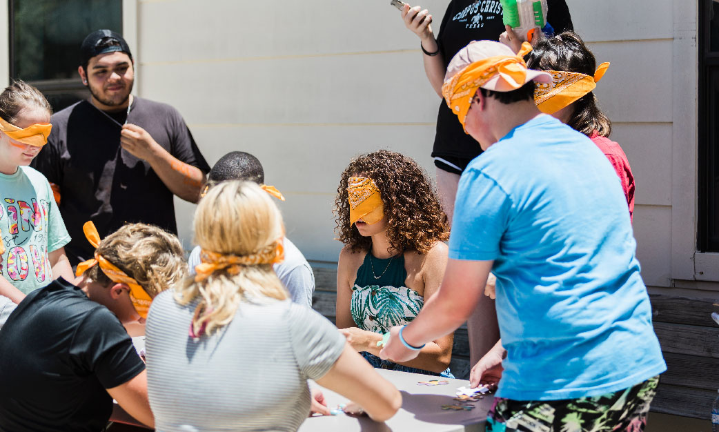 chicos y chicas jugando
