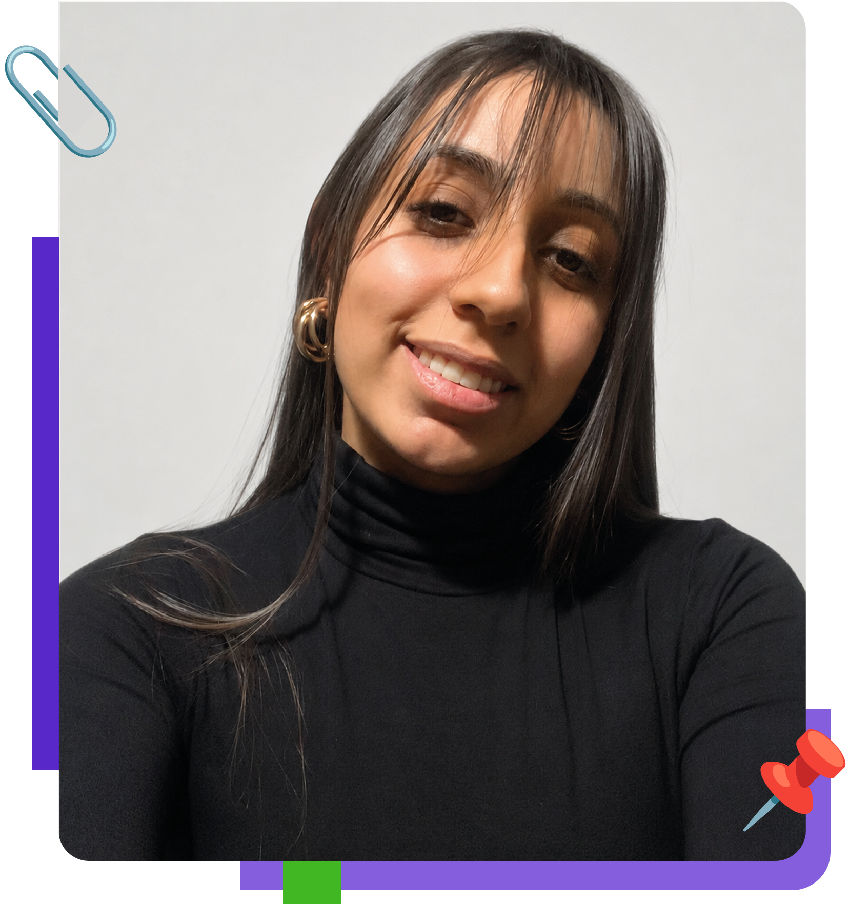 imagen de Antonella de frente sonriendo con un fondo gris