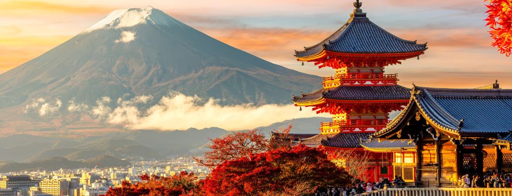 Vista del Monte Fuji con una pagoda japonesa al atardecer