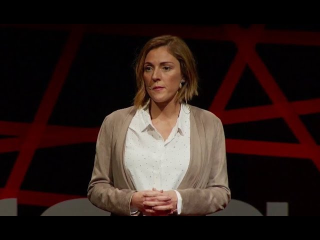 Imagen de Irene Montiel dando una charla sobre Cyberbullying