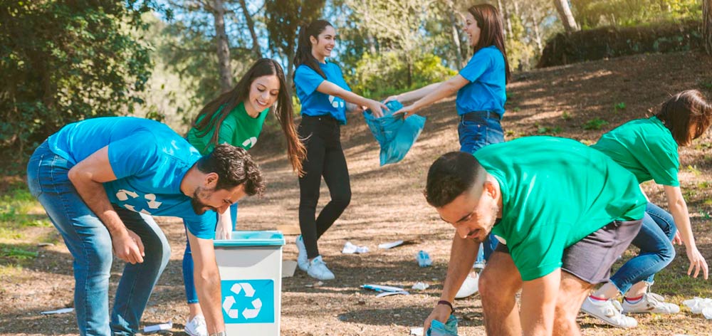 Equipo de Descarte trabajando con materiales reciclados