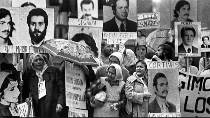 Abuelas de Plaza de Mayo en una protesta