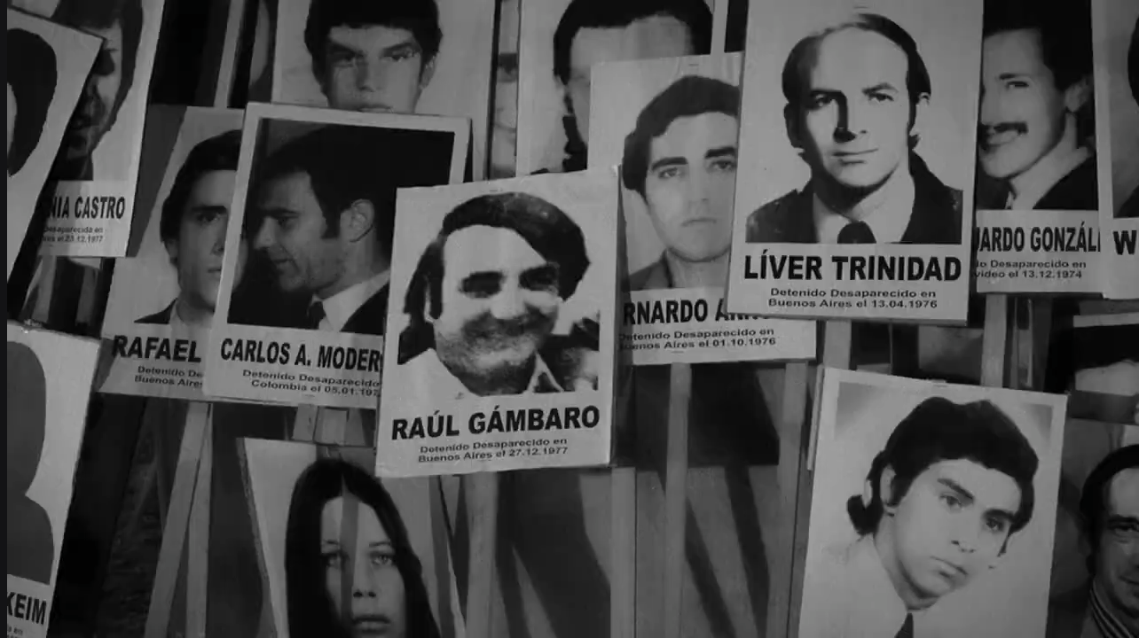 Carteles con rostros de desaparecidos en una manifestación