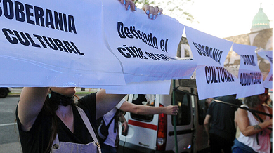 Personas trabajando en una producción audiovisual en Argentina
