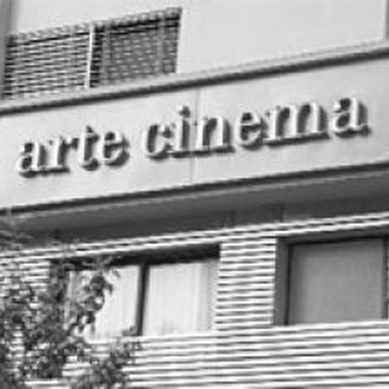 Foto en blanco y negro del cine Arte Cinema, CABA