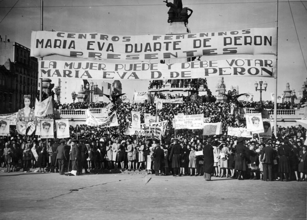 Mujeres votando