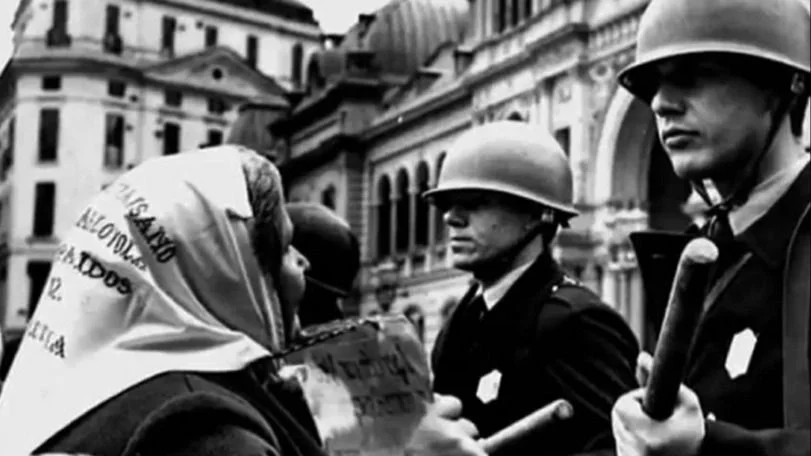 Mujeres de plaza de mayo resitiendo