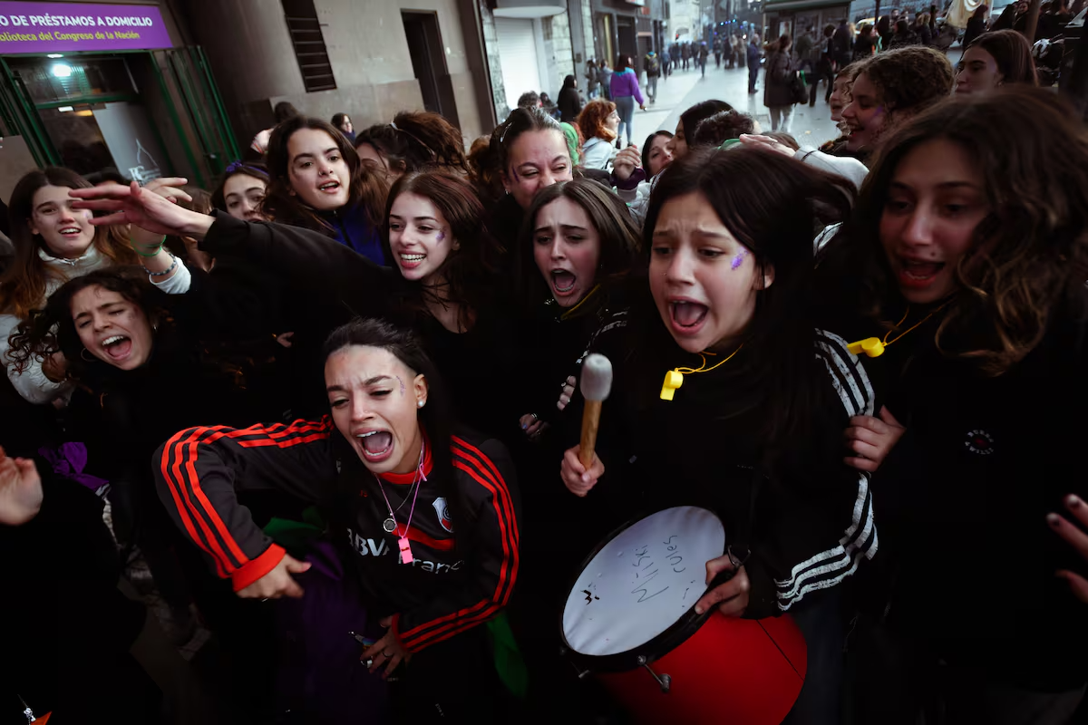 Fotografía de mujeres en una marcha