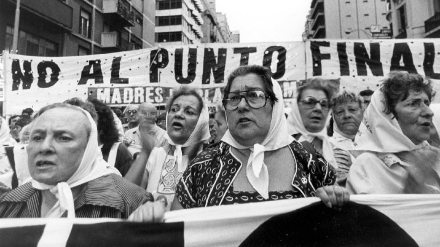 fotografía de madre y niña en movilización de madres y abuelas de Plaza de Mayo