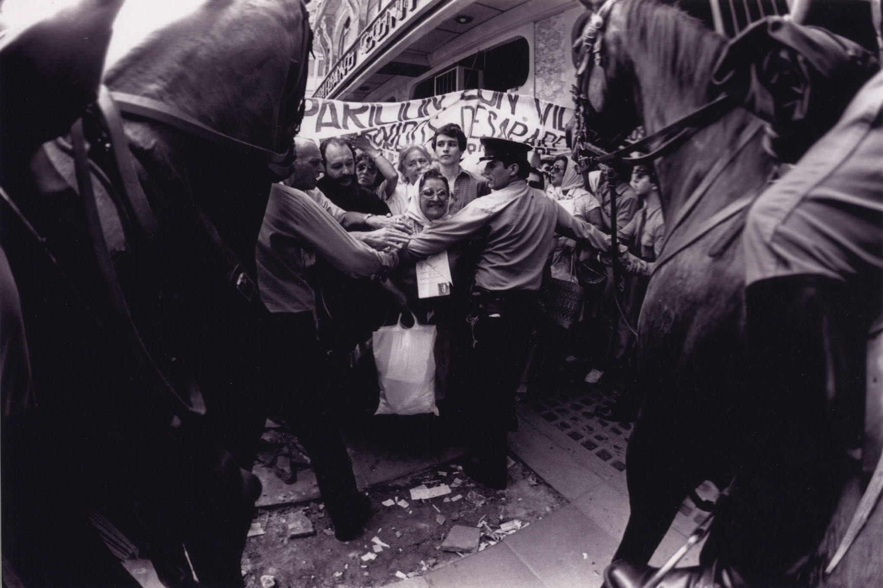 Marcha madres y Abuelas de plaza de Mayo en 1983