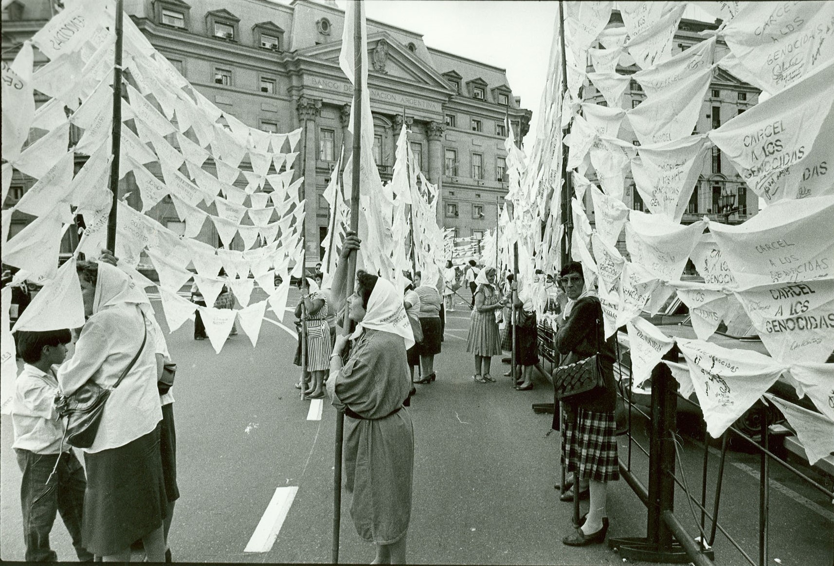 Colgada de pañuelos en Plaza de Mayo