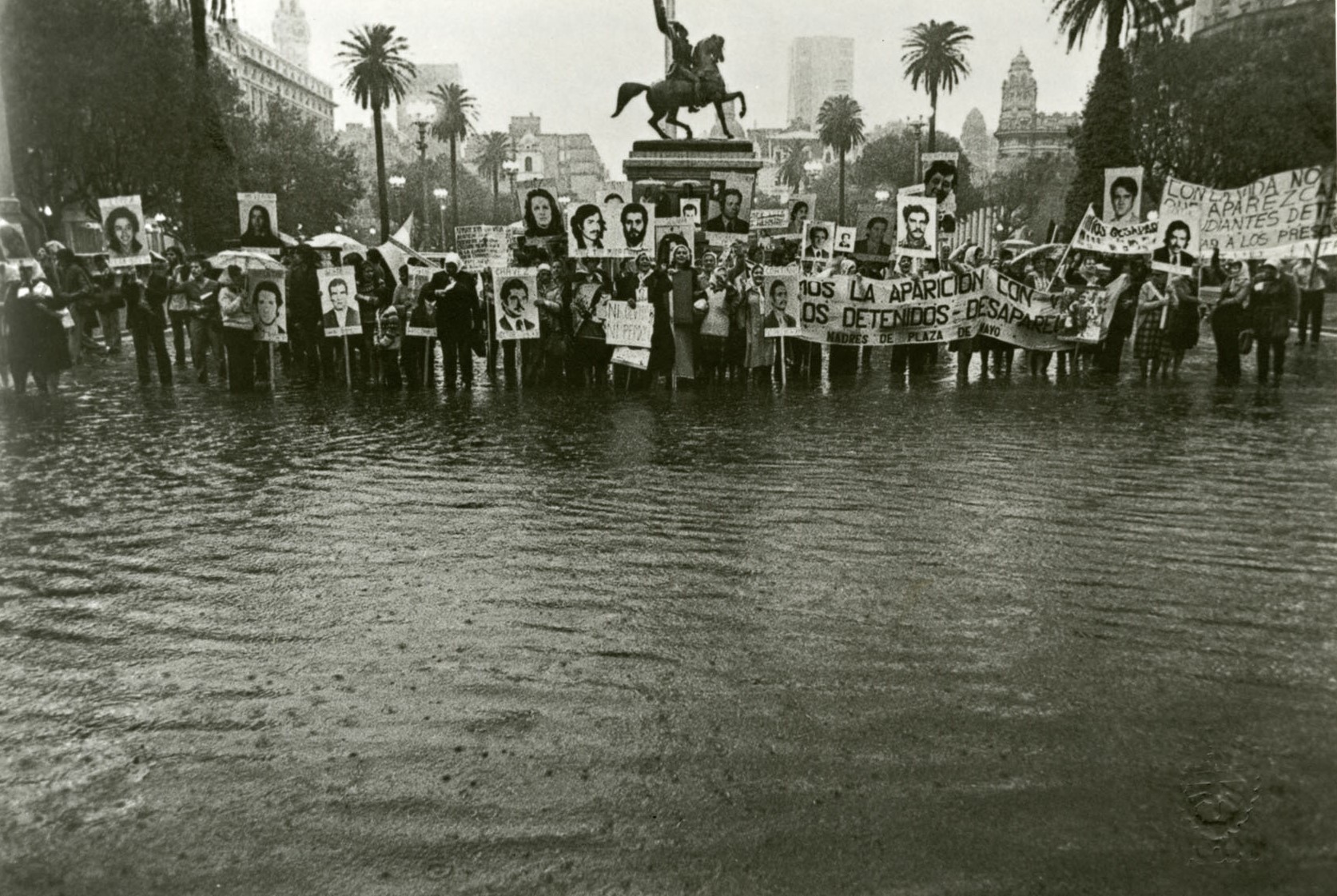 Marcha de Madres de Plaza de Mayo bajo la lluvia