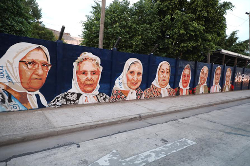 Mural rostros madres de Plaza de Mayo