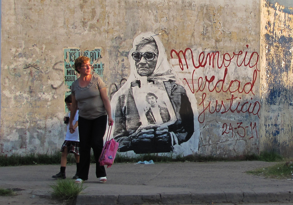 Mural en conmemoración del dia de la Memoria por el artista Nazza Stencil