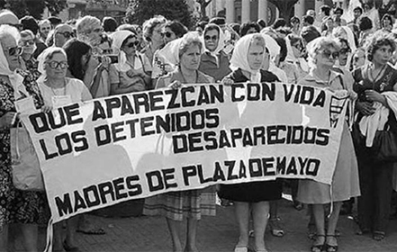 Madres con cartel de pedido de aparición con vida de los desaparecidos