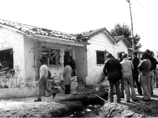 Fuerzas atacando una casa en San Isidro