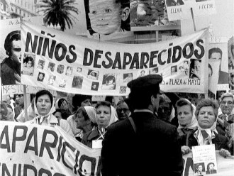 Las abuelas luchando